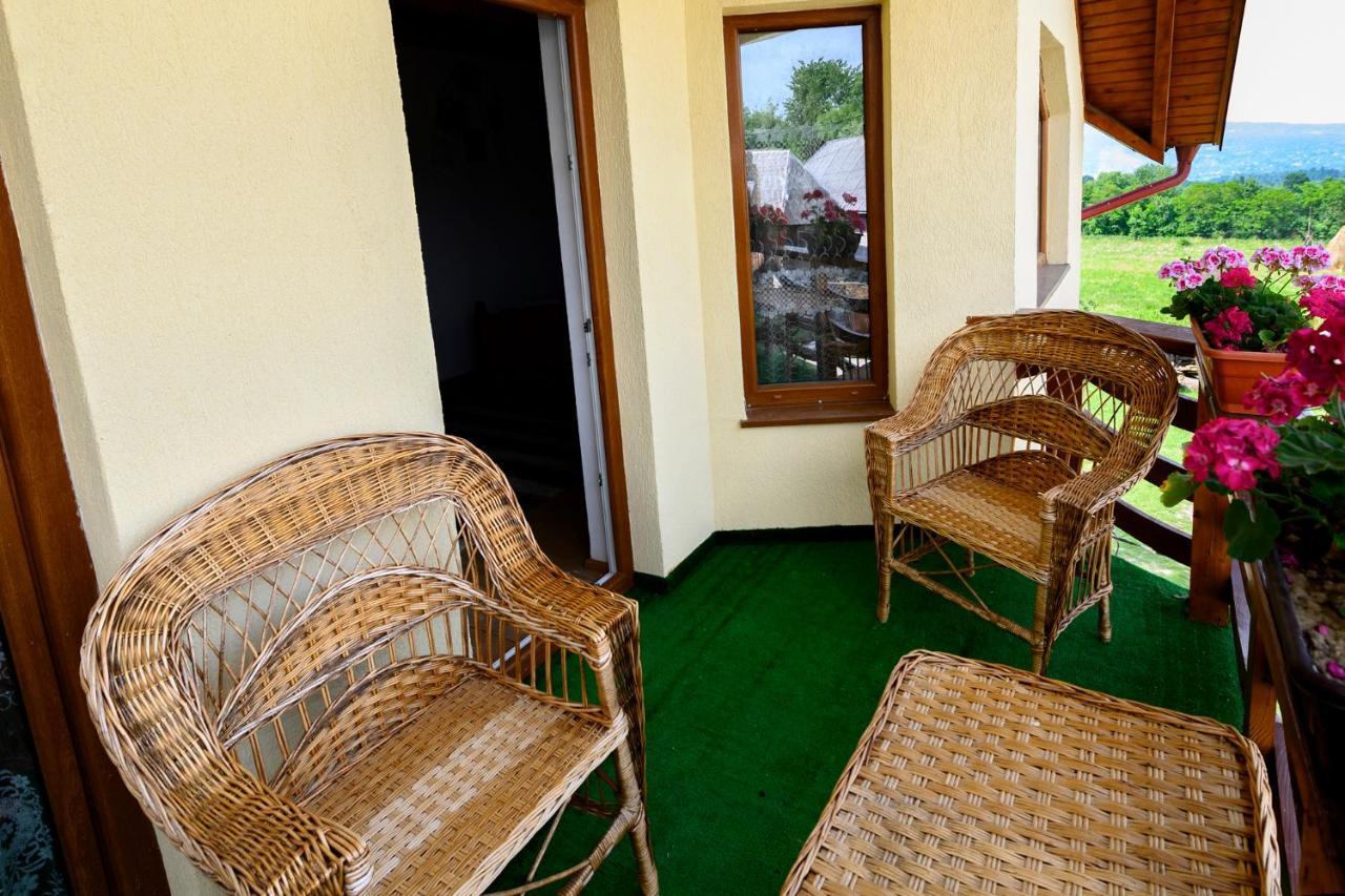Sub Creasta Cocosului Hotel Breb Bagian luar foto