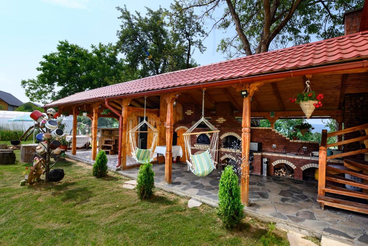 Sub Creasta Cocosului Hotel Breb Bagian luar foto