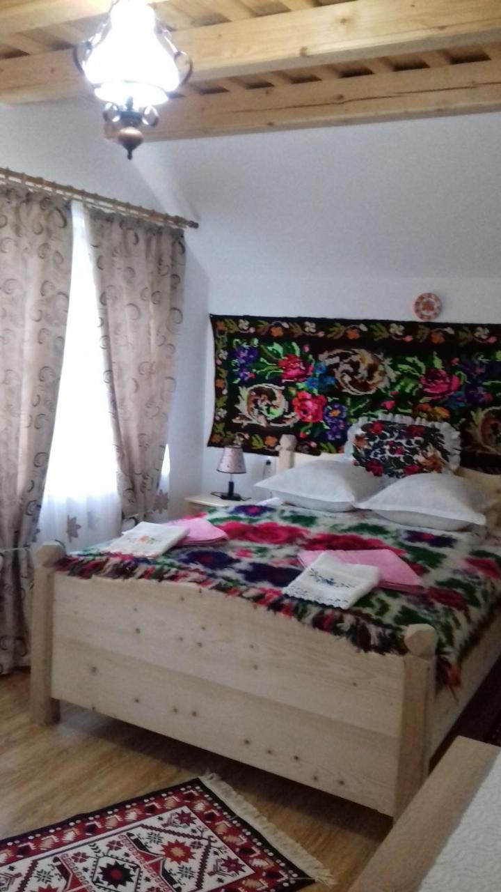 Sub Creasta Cocosului Hotel Breb Bagian luar foto