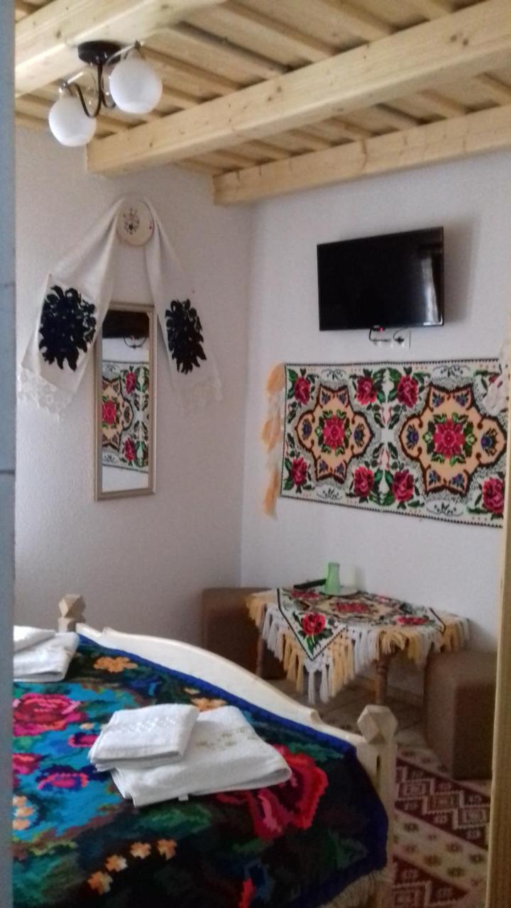 Sub Creasta Cocosului Hotel Breb Bagian luar foto