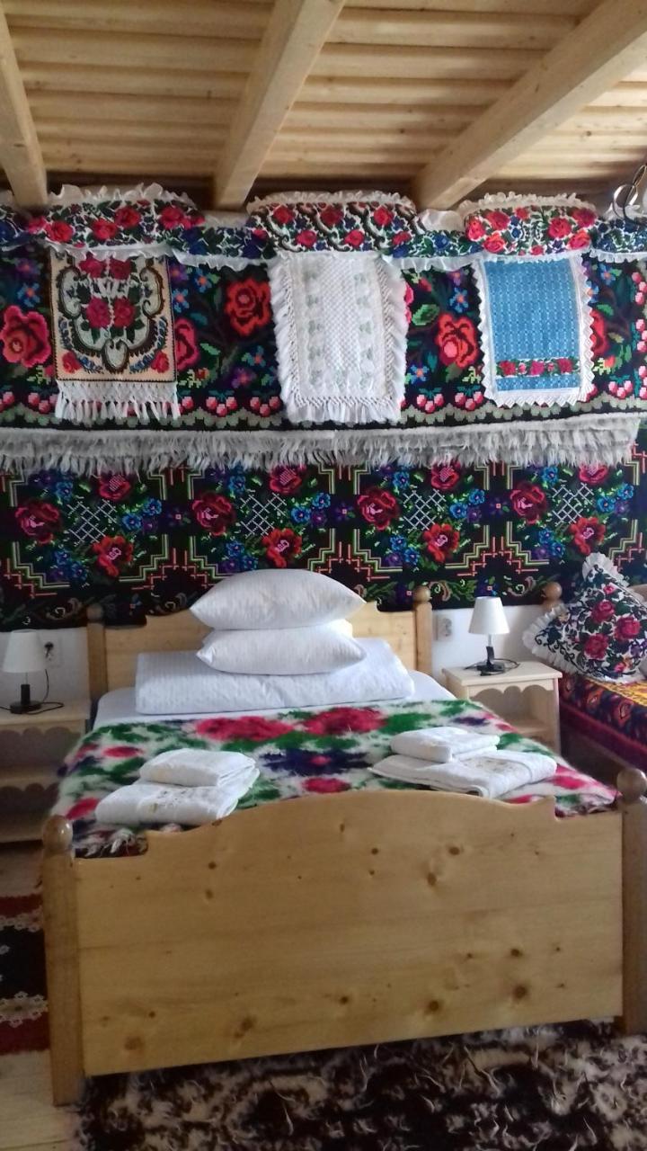 Sub Creasta Cocosului Hotel Breb Bagian luar foto