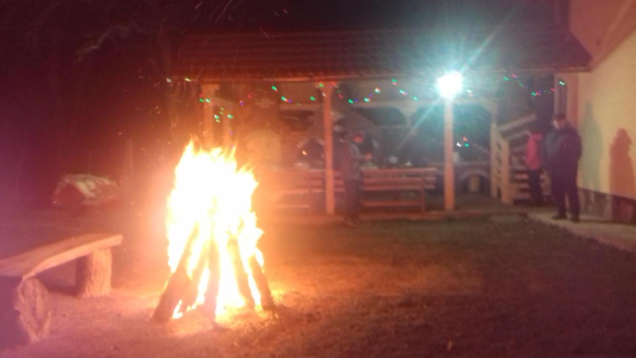 Sub Creasta Cocosului Hotel Breb Bagian luar foto